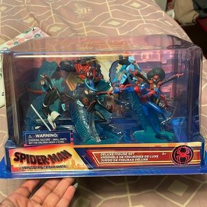 Spiderman accross the spiderverse deluxe figure set